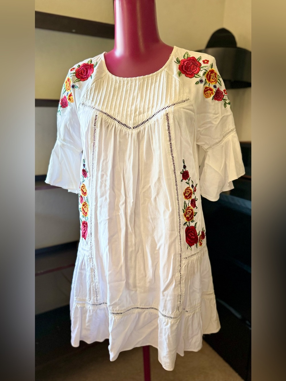 Forever 21 White Embroidered Floral Women’s Peasant Top